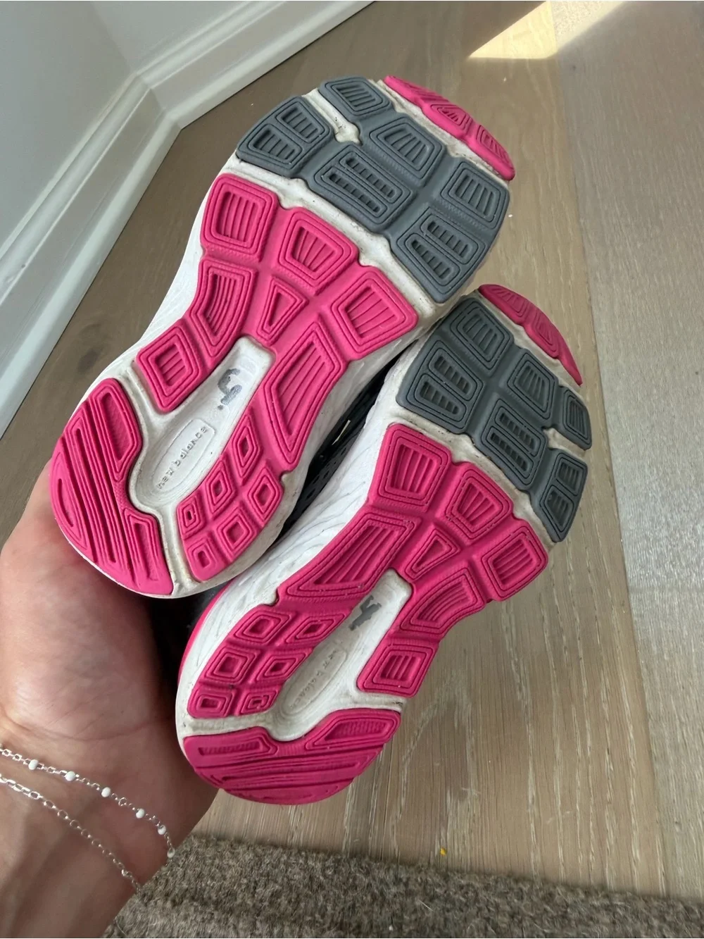 New Balance 680 Kids Sneakers, size 7